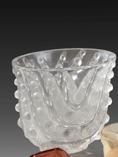 CRISTAL LALIQUE Vase «Vichy» (1937). Épreuve en cristal blanc moulé pressé. Signé....