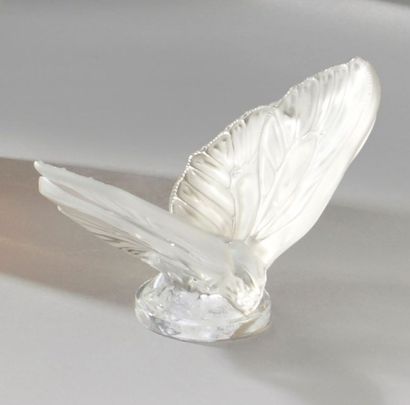 CRISTAL LALIQUE Papillon. Sujet en cristal blanc moulé pressé. Signé. Haut. 5,8 ...