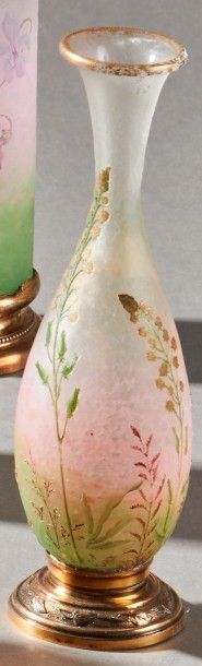 DAUM Vase à corps ovoïde et col conique galbé. Épreuve en verre vert et rose blanchâtre...