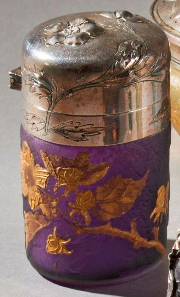 DAUM Flacon à large corps cylindrique à monture en argent ciselé à décor de coquelicots....