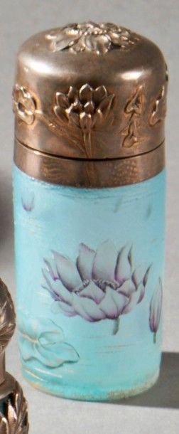 DAUM Flacon à corps cylindrique et monture en argent ciselé à décor de fleurs de...