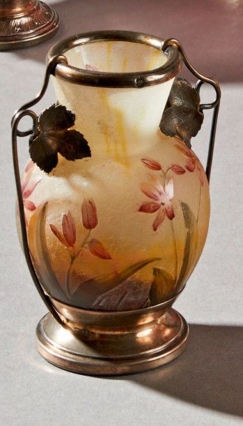 DAUM Vase à corps ovoïde épaulé et petit col conique. Épreuve en verre jaune entièrement...