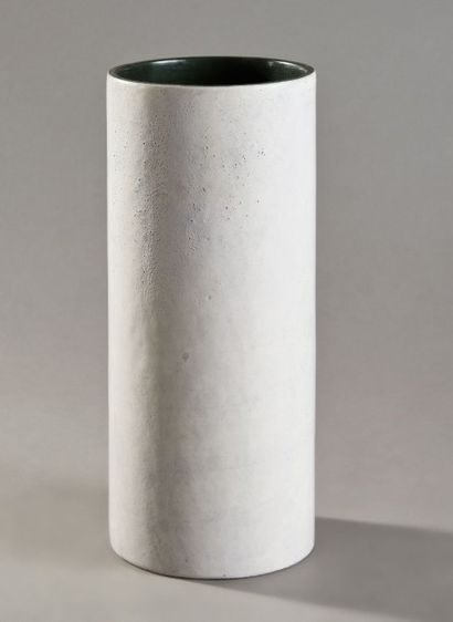 Georges JOUVE (1910-1964) Grand vase tube en céramique. Email velouté blanc à l'extérieur...