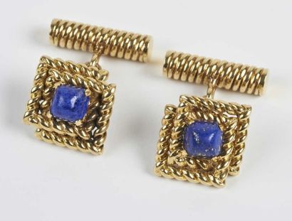 null PAIRE DE BOUTONS DE MANCHETTES en or 18 k et lapis lazuli en forme de losange....