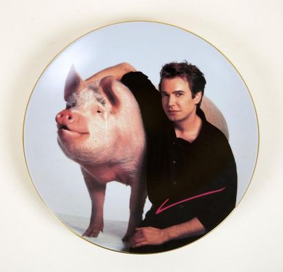 JEFF KOONS (NÉ EN 1955) Self portrait with a pigSérigraphie sur assiette en porcelaine,...