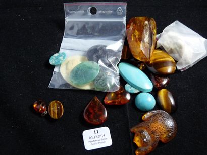 null LOT de pierres sur papier de formes diverses comprenant: turquoises - ambres...