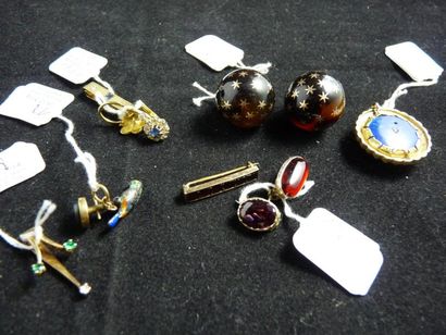 null LOT de bijoux en or 18 k - 14 k (585°/oo) et métal comprenant: pendentifs et...