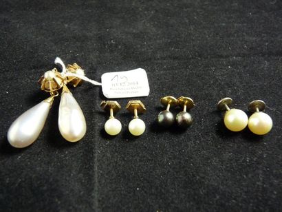 null LOT de quatre paires de boucles d'oreille ornées de perles de culture et perles...