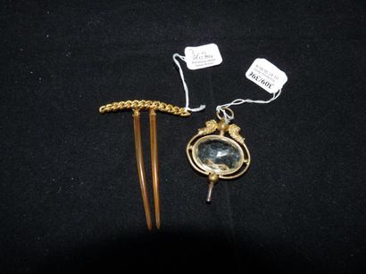 null LOT en métal et partie en or comprenant: une clé de montre et un peigne de ...