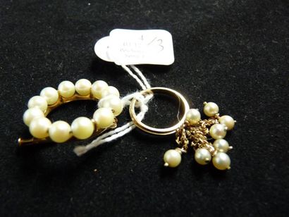 null LOT de perles de culture comprenant: partie de bracelet, broche et bague, les...