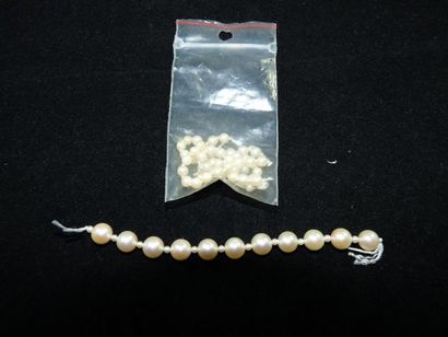 null LOT de perles de culture comprenant: partie de bracelet, broche et bague, les...