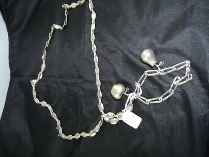 null LOT en argent comprenant: un collier - un pendentif "pomme" et un bracelet articulé,...
