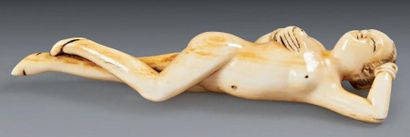 CHINE - XVIIe siècle Petite statuette de femme médecin en ivoire à patine jaune,...