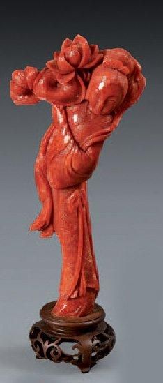 CHINE - Début XXe siècle Statuette de jeune femme debout en corail rouge, tenant...