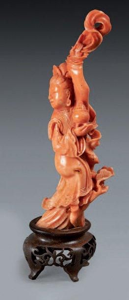CHINE - Début XXe siècle Statuette de jeune femme debout en corail rouge, tenant...