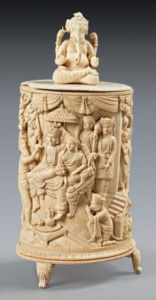 INDE - Début XXe siècle Boite couverte en ivoire à décor sculpté en relief d'un couple...