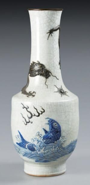 CHINE, Nankin - XIXe siècle Vase de forme balustre en porcelaine décorée en bleu...