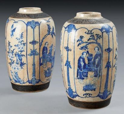 CHINE, Nankin - Fin XIXe siècle Paire de pots de forme cylindrique en porcelaine...