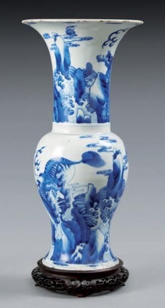 CHINE - EPOQUE KANGXI (1662 - 1722) Vase de forme yanyan en porcelaine décorée en...