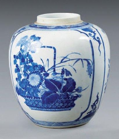 VIETNAM, Hue - XIXe siècle Pot à gingembre en porcelaine décorée en bleu sous couverte...