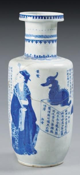 CHINE - XIXe siècle Vase rouleau en porcelaine décorée en bleu sous couverte de deux...