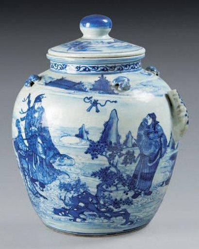 VIETNAM, Hue - XIXe siècle Importante verseuse de forme globulaire en porcelaine...