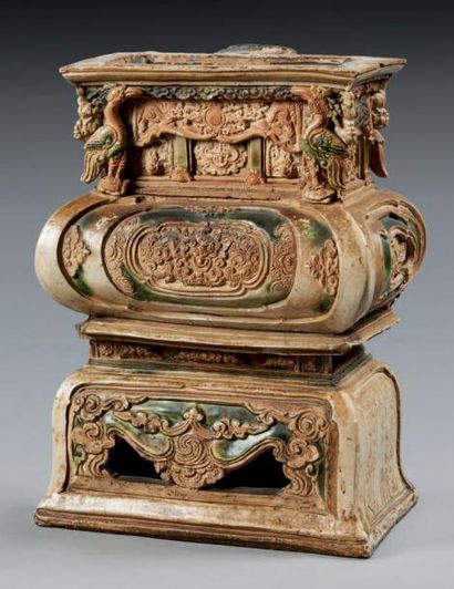 VIETNAM - XVIIe siècle Partie d'un brûle-parfum en grès émaillé beige et vert, en...