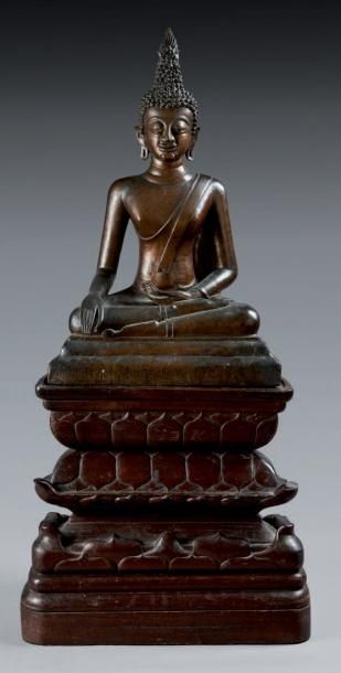 LAOS - Fin XIXe siècle Statuette de bouddha en bronze à patine brune, assis en padmasana,...