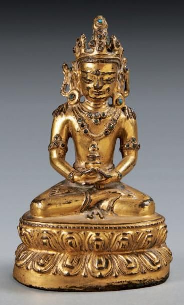 TIBET - XVIIIe siècle Statuette d'Amitayus assis en bronze doré et incrustations...