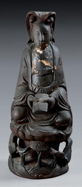 VIETNAM - XIXe siècle Statuette de Guanyin en bois à traces de laque, assise sur...