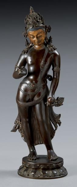 TIBET - XVIe/XVIIe siècle Statuette de Maitreya debout en bronze à patine brune,...