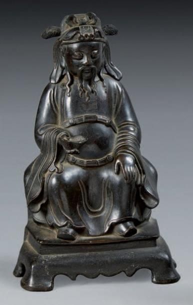 CHINE - Epoque MING (1368-1644) Statuette d'immortel en bronze à patine brune, assis...