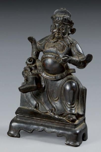CHINE - Epoque MING (1368 - 1644) Statuette de Guandi en bronze à patine brune, assis...