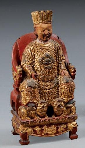 CHINE - XIXe siècle Statuette de dignitaire en bois laqué or et rouge assis sur un...