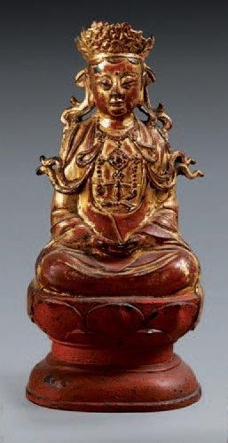 CHINE - Epoque MING (1368-1644) Statuette de Guanyin en bronze laqué rouge et or,...