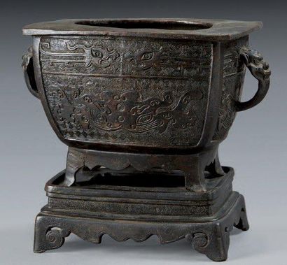 CHINE - XIXe siècle Brûle-parfum quadripode en bronze à patine brune à décor incisé...