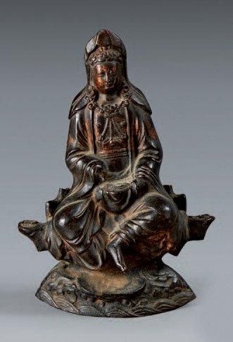 CHINE - Epoque MING (1368 - 1644) Statuette de Guanyin en bronze à patine brune et...