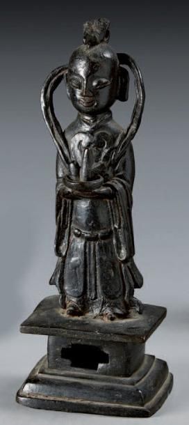 CHINE - Epoque MING (1368-1644) Statuette d'attendant debout sur un socle en bronze...