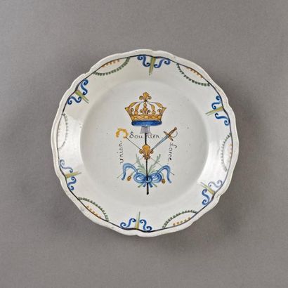 NEVERS Assiette à bord contourné à décor patriotique polychrome de la réunion des...