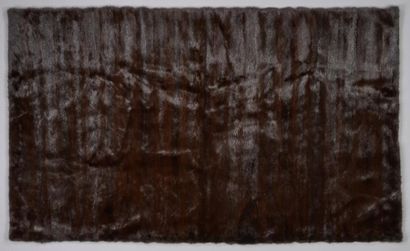 VALÈRE Fourrure Plaid en vison dark doublé de feutrine marron. Dim: 1m x 1,70m.