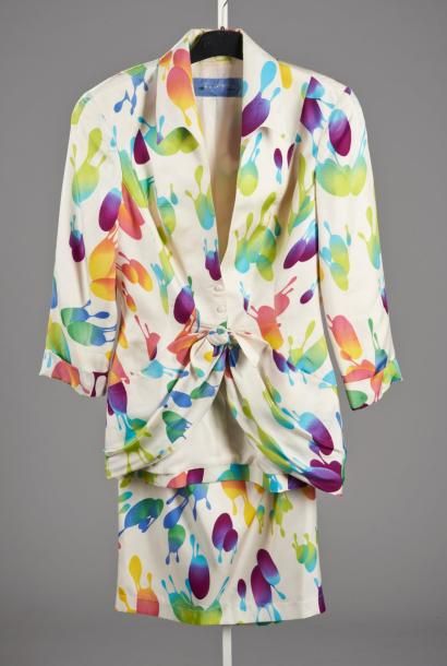 Thierry MUGLER Tailleur en soie imprimée à motif végétal multicolore sur fond blanc,...