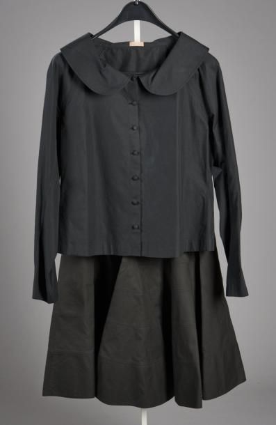 ALAÏA Circa 2005/2007 Ensemble en popeline de coton noir composé d'une blouse à col...
