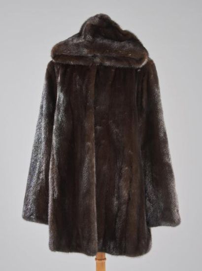 Robert BEAULIEU Duffle coat en Vison mahogany, capuche, simple boutonnage.