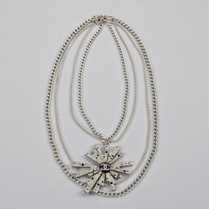 CHANEL Sautoir composé de cinq chaines en titanium dégradées, l'une ornée d'un pendentif...