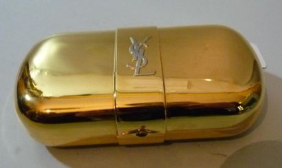 Yves SAINT LAURENT circa 1987 Pochette en métal doré doublé de taffetas moiré et...