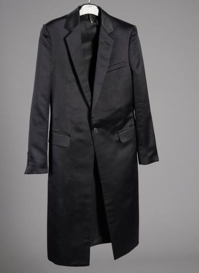 DIOR PAR HEDI SLIMANE Manteau droit en satin noir, col châle cranté, trois poches,...