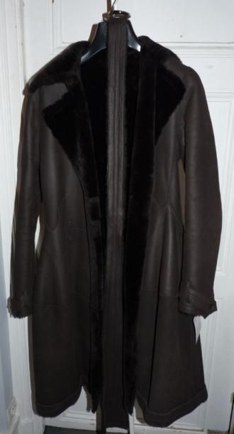 ANONYME Manteau en peau lainée marron, col tailleur, double boutonnage, jupe ample...