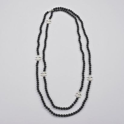 Chanel 2008 Long sautoir perles de verre façon jais intercalées de sigles en acier...