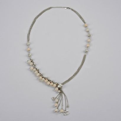 CHANEL circa 2011 Sautoir composé de trois chaînes en métal argenté ornées de perles...