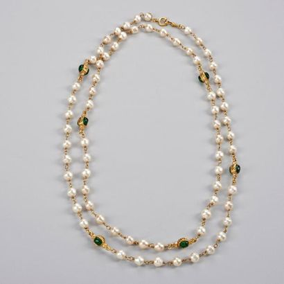 CHANEL Sautoir chaîne composé de perles baroques intercalées de motifs en métal doré...